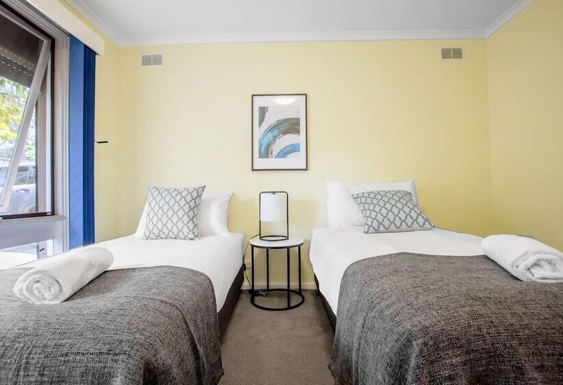 Spacious Comfortable Home In Wheelers Hill+pool