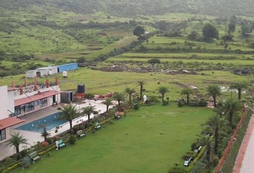 Отель Strawberry Hills Saputara