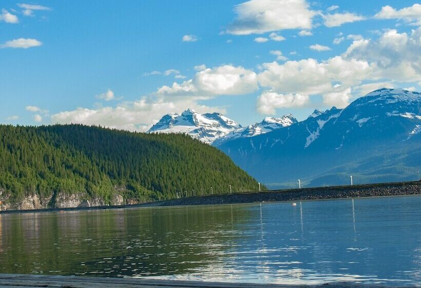 Glacier House Hotel & Resort