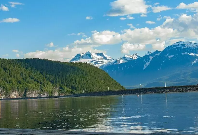 Glacier House Hotel & Resort