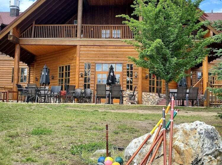 Glacier House Hotel & Resort