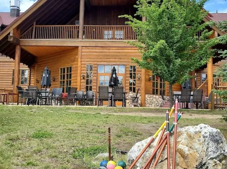 Glacier House Hotel & Resort