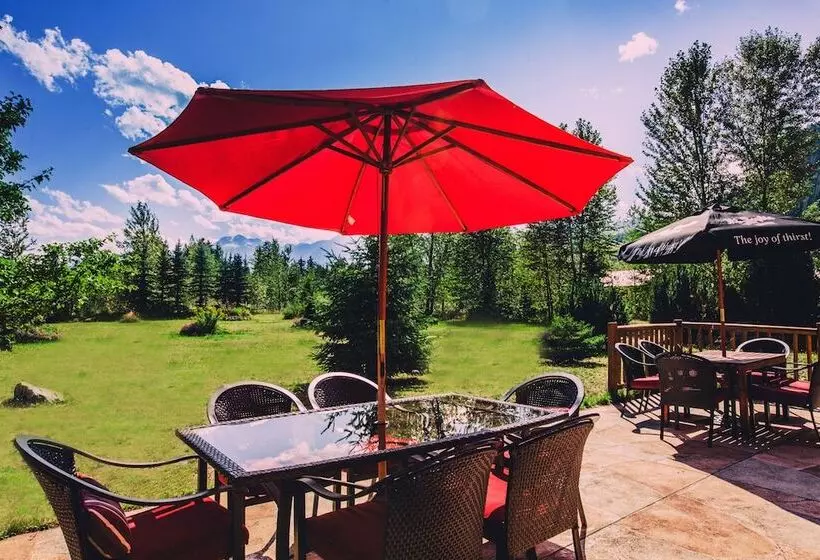 Glacier House Hotel & Resort