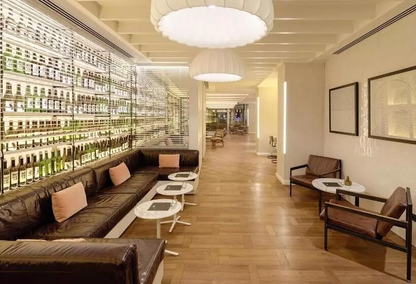 Отель H10 Universitat