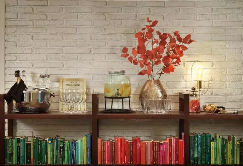 Отель H10 Universitat