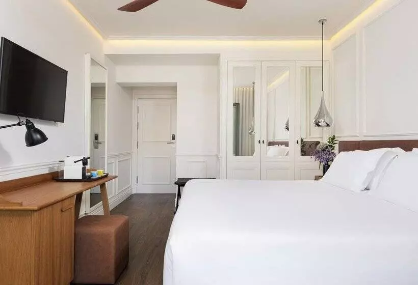 Отель H10 Universitat