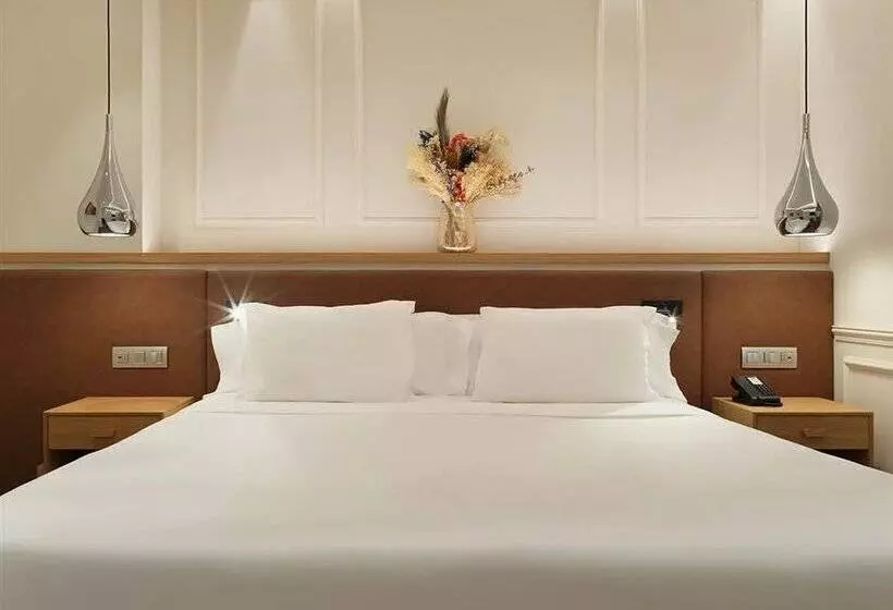 Отель H10 Universitat