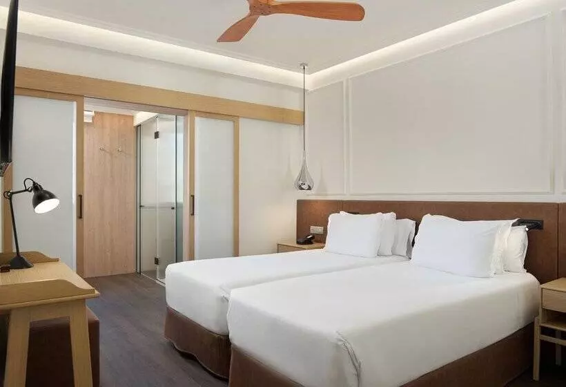 Отель H10 Universitat