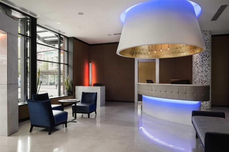 هتل Opus Vancouver