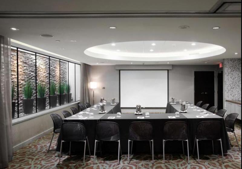 هتل Opus Vancouver