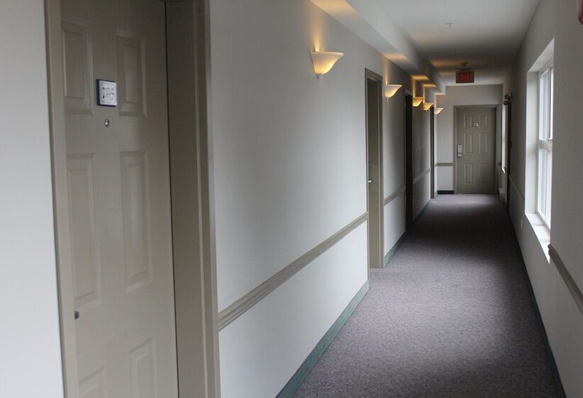 호텔 Quarterdeck Inn Port Hardy