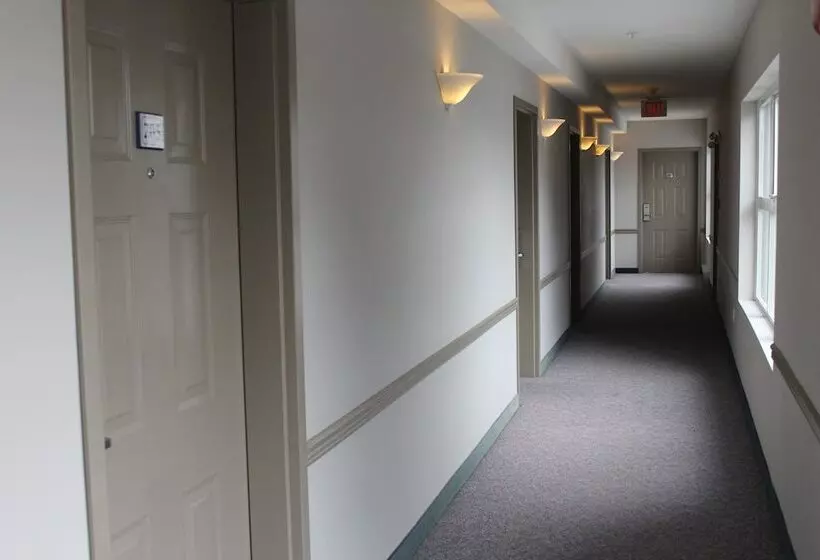 ホテル Quarterdeck Inn Port Hardy