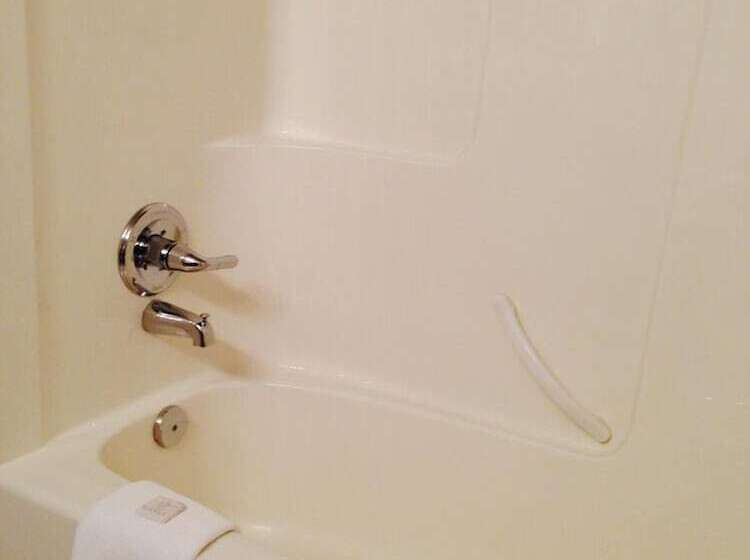 호텔 Quarterdeck Inn Port Hardy