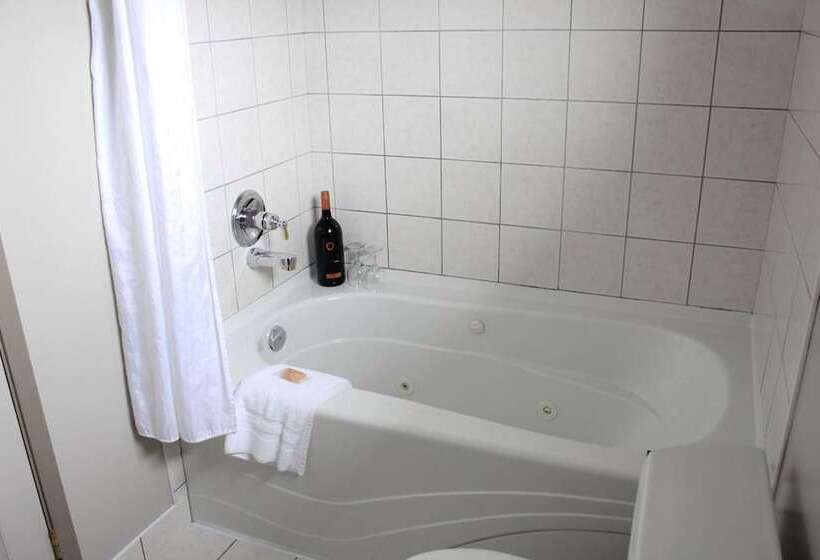 호텔 Quarterdeck Inn Port Hardy