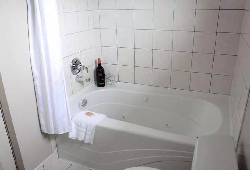 ホテル Quarterdeck Inn Port Hardy