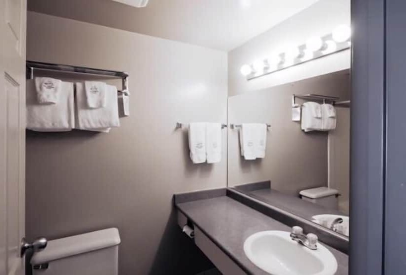 호텔 Quarterdeck Inn Port Hardy