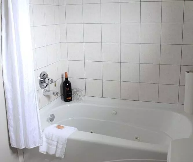 ホテル Quarterdeck Inn Port Hardy