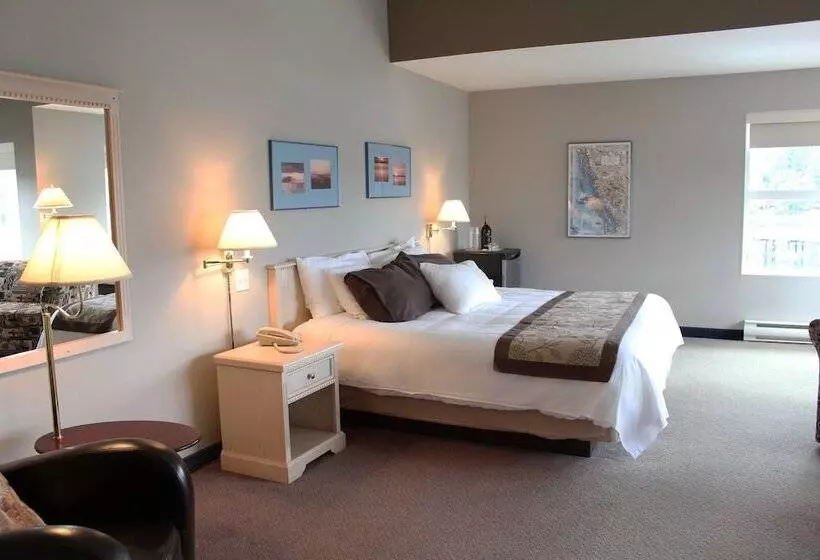 ホテル Quarterdeck Inn Port Hardy