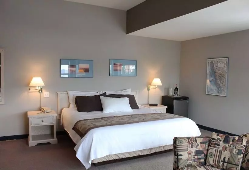 ホテル Quarterdeck Inn Port Hardy