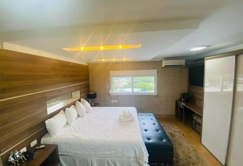 Hotelli Shelton Palace