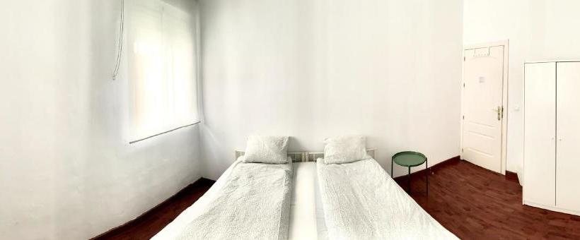 تختخواب و صبحانه Mamre Hostel