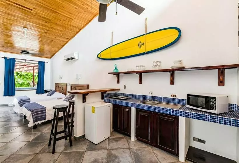 ホテル Witch S Rock Surf Camp Beachfront
