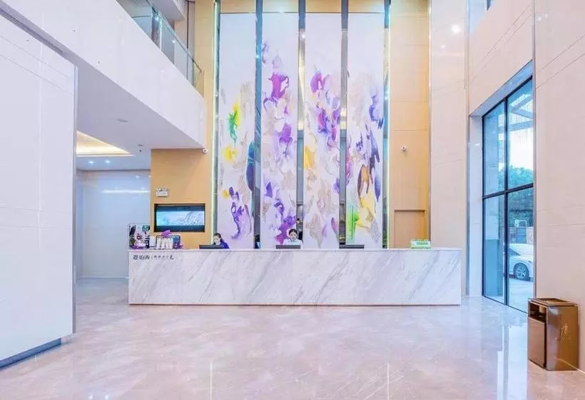 Lavande Hotel Zhaoqing Qixingyan Scenic Spot Yihua International Square