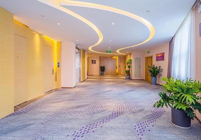 Lavande Hotel Zhaoqing Qixingyan Scenic Spot Yihua International Square