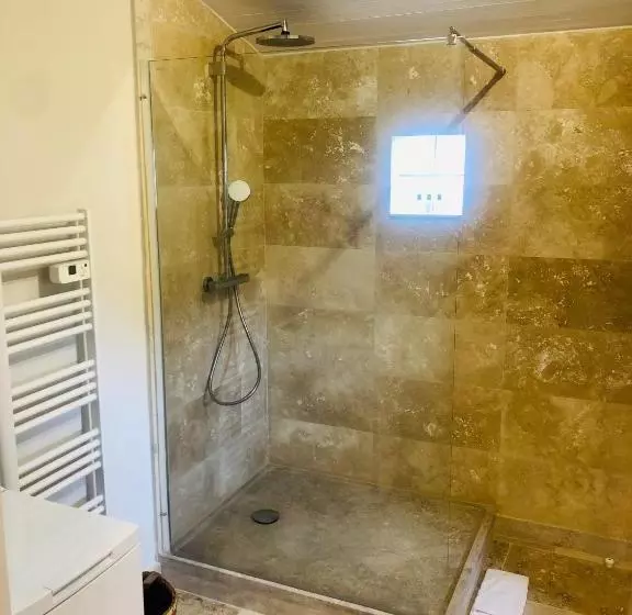 تختخواب و صبحانه La Maison Du Tailleur De Pierre