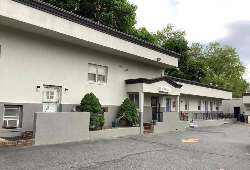 בית מלון כפרי Executive Inn & Suites  Neptune  Tinton Falls