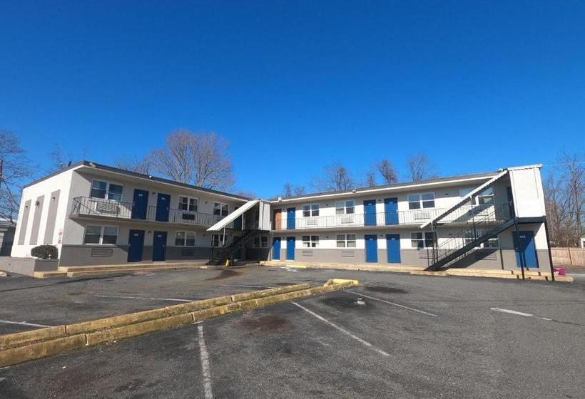 בית מלון כפרי Executive Inn & Suites  Neptune  Tinton Falls