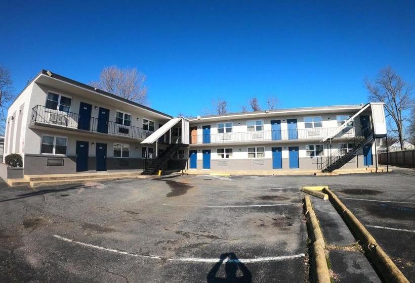 בית מלון כפרי Executive Inn & Suites  Neptune  Tinton Falls