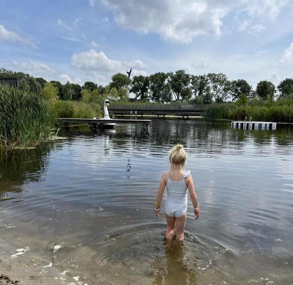 هتل Basecamp Amsterdam