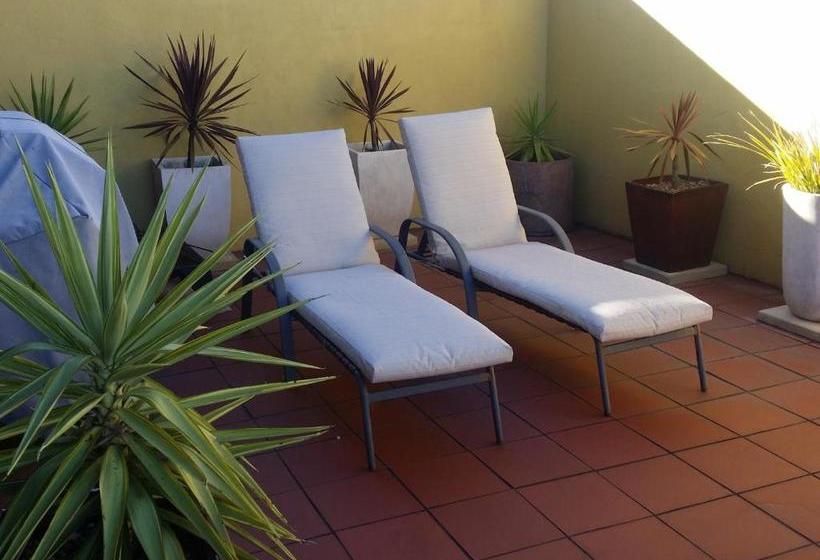 Bed and Breakfast High On Penguin