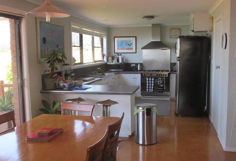 Bed and Breakfast High On Penguin