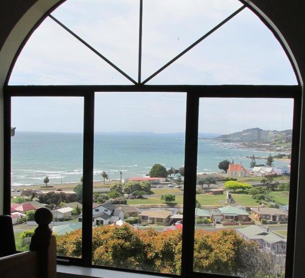 Bed and Breakfast High On Penguin