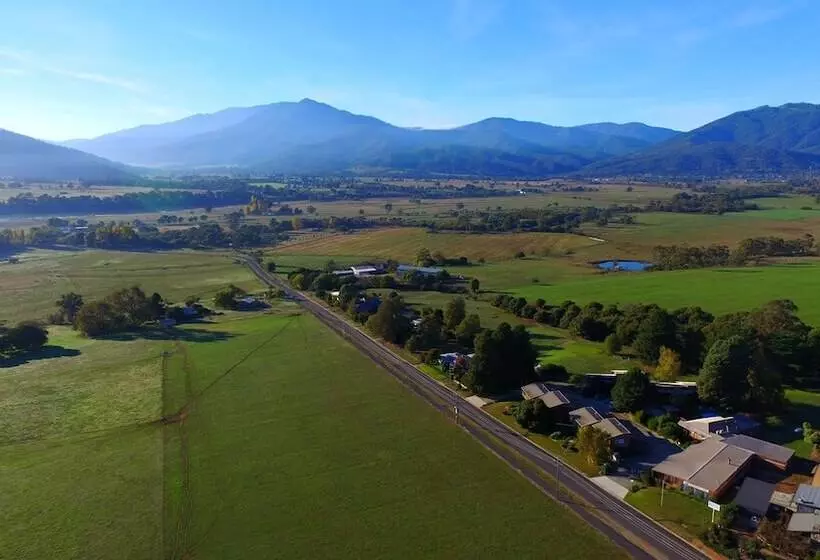 Mountain Creek Motel Bar & Restaurant