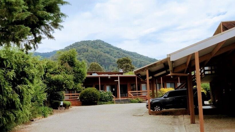 Mountain Creek Motel Bar & Restaurant