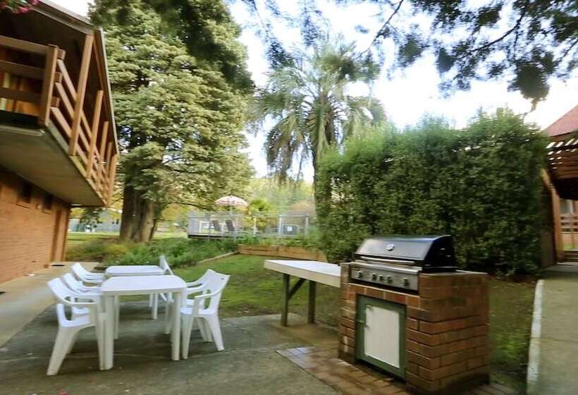 Mountain Creek Motel Bar & Restaurant