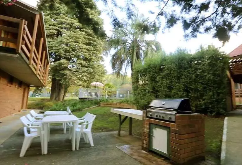 Mountain Creek Motel Bar & Restaurant