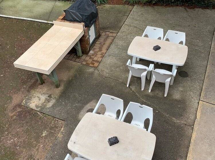 Mountain Creek Motel Bar & Restaurant