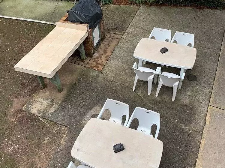 Mountain Creek Motel Bar & Restaurant