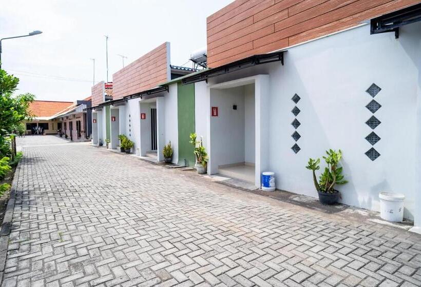 Pensione Koolkost Syariah Near Transmart Tegal