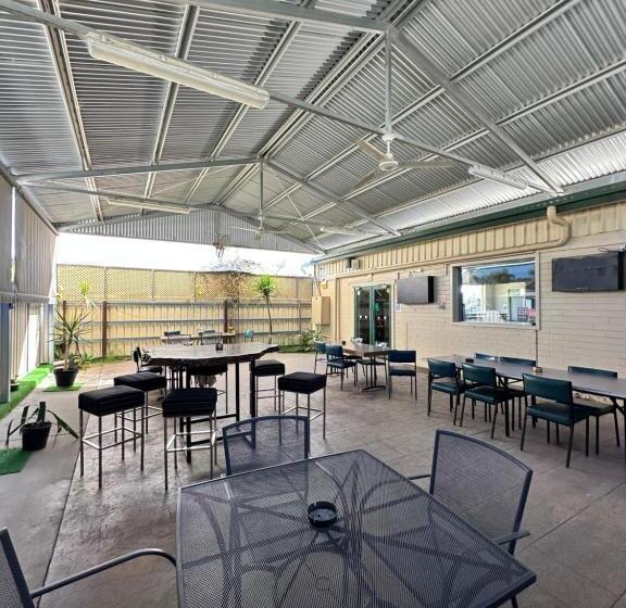 汽车旅馆 The Shamrock Hotel Balranald