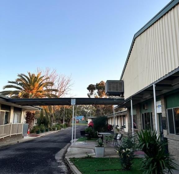 汽车旅馆 The Shamrock Hotel Balranald