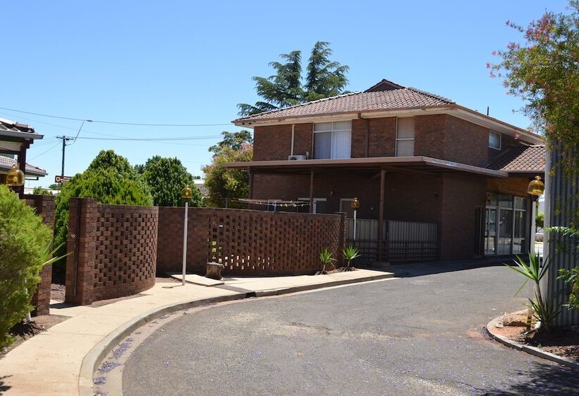 汽车旅馆 The Shamrock Hotel Balranald