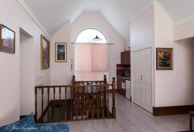 Aarn House B&b Airport Accommodation