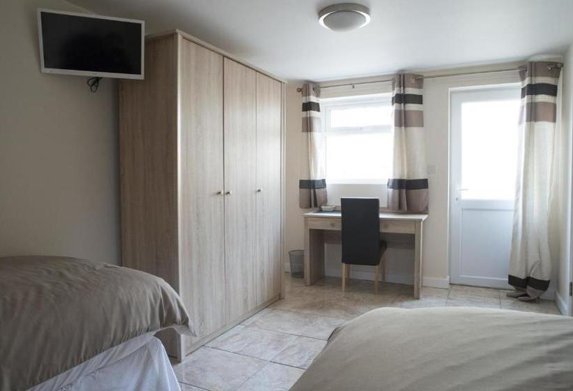 فندق على الطريق The Bell P.h