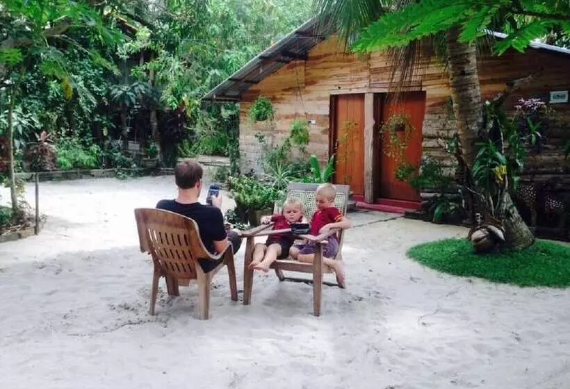 هتل Mala's Home Stay