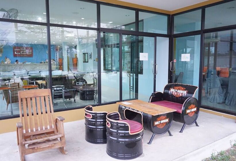 C2u Hotel Uthai Thani